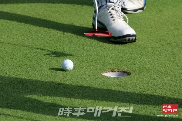 그린에서 퍼팅으로 홀컵 근처까지 볼이 불더라도 동반자가 컨시드를 주기 전에는 끝난 것이 아니니 본인의 판단으로 볼을 집어드는 행위는 하지 않도록 한다 (사진출처_뉴시스)