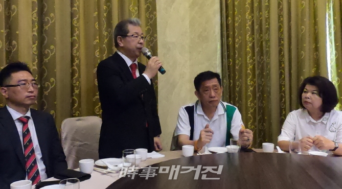 만찬회장에서 시사매거진 김길수 회장이 인사를 전하고 있다. [좌측부터 디엠지(DMG)김윤중 대표, (주)시사매거진 김길수 회장, 린짱허(林江和) 제1부총재, 장시우화(張秀華) 총재 ]