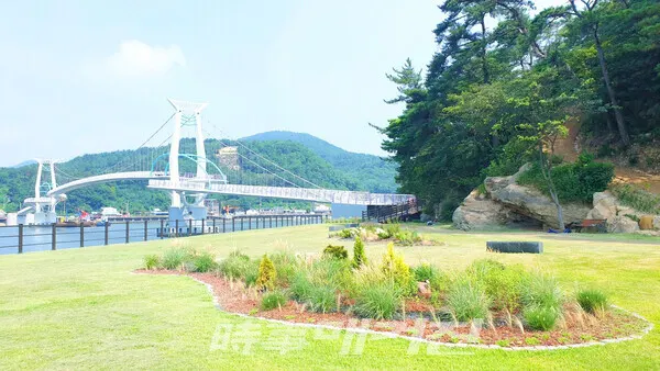 ▲ 배알도 섬 정원에서 보이는 ‘배알도 별 헤는 다리’