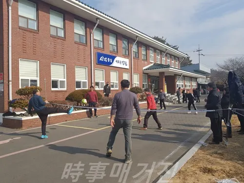 학습단체회원과 직원들이 친선 족구대회를 실시하고 있다. (사진:창원시청)
