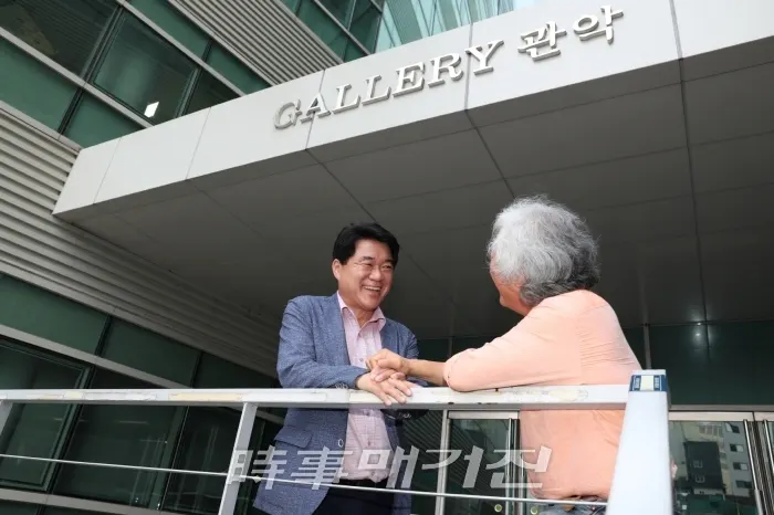 관악은 내 인생의 2/3를 보낸 소중하고 아주 특별한 ‘제2의 고향’이다라고 말하는 박준희 구청장은 관악구청장이 되어 지금껏 나를 성장시킨 관악의 발전을 위해 온 힘을 다해 일할 수 있다는 생각에 너무도 행복한 요즘이라고 밝혔다.