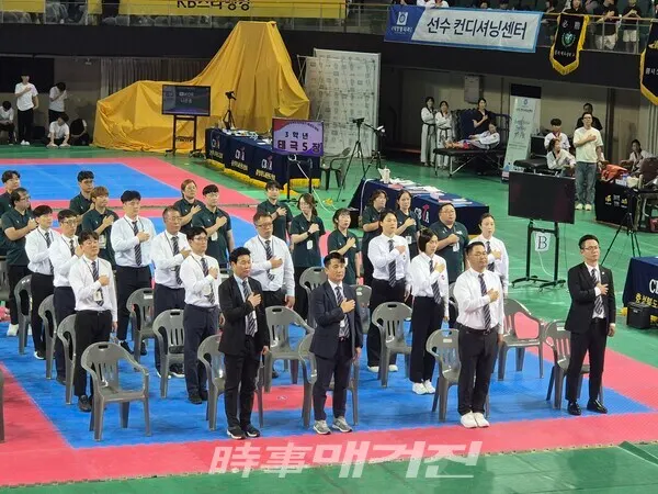 국기에 대해 맹세를 하고 있는 심판 임원진 (사진_이성만 기자)