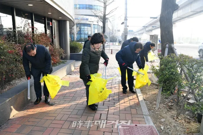 지난 14일 김해 부원동 삼성생명~김해시의회 청사 일대에서 김해시의회 반딧불 봉사단이 환경정화 활동을 펼치고 있다. (사진_김해시의회)