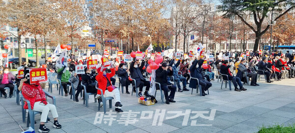 ▲ 나라살리기 대구시민결의대회 참가자들이 피켓을 들고 '우리 함께 나라를 살리자! 살리자!살리자!'라며 우렁찬 구호를 외쳤다.