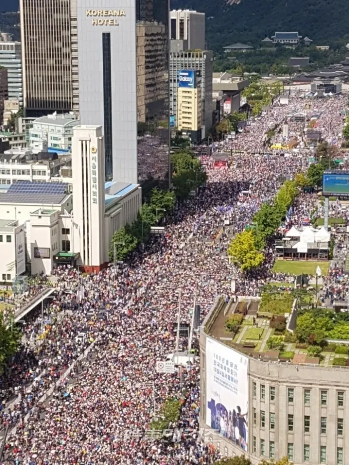 시청앞에서 바라 본 광화문네거리는 인파로 덮혀 그랜드크로스를 이루고 있다.