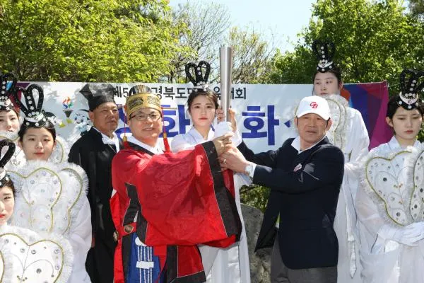 ▲ 이상욱 경주시 부시장, 호국의 영산인 토함산에서 '제54회 경북도민 체육대회'를 밝혀줄 성화를 채화하고 있다