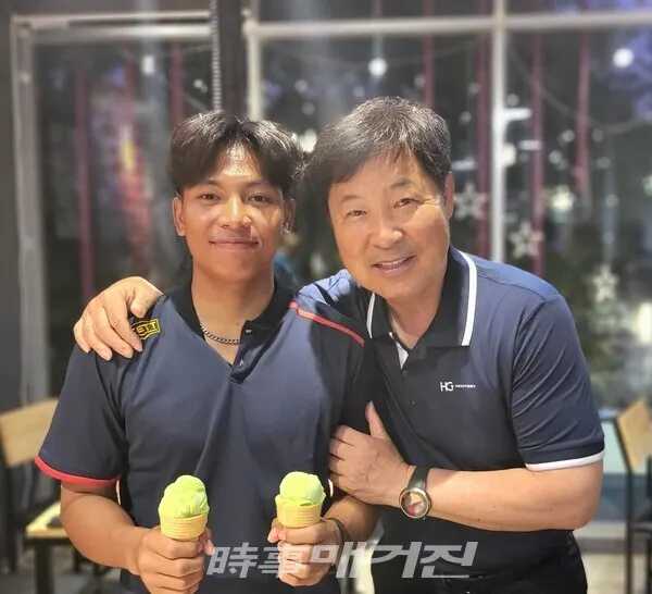이만수 헐크파운데이션 이사장이 조 선수와 기념사진을 촬영하고 있다.(사진_헐크파운데이션)