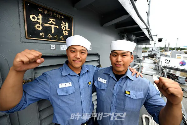 해군 제2함대사령부 소속 수병 2명이 8월 5일 저녁, 외출 중 부대 인근인 평택시 포승읍 보도에 생긴 싱크홀에 빠진 민간인 1명을 구조하고 안전조치를 통해 추가사고 방지에 기여했다.사진은 지난 5일 저녁, 부대 인근 싱크홀에 빠진 시민을 구한 영주함 제영태, 채기준 상병이다.(사진_해군2함대)