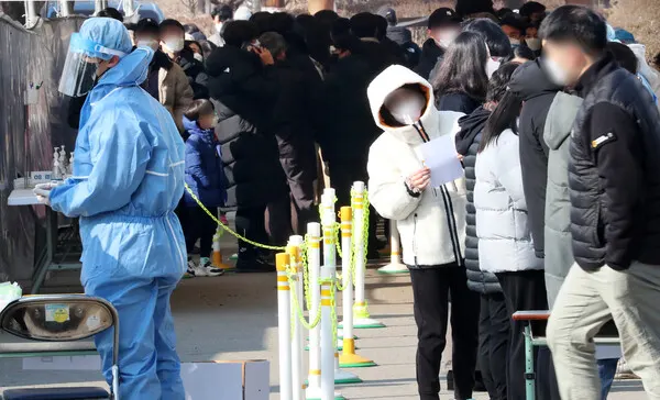 코로나 확진자, 오미크론 확산세 검사하는 시민들 (시사매거진DB)