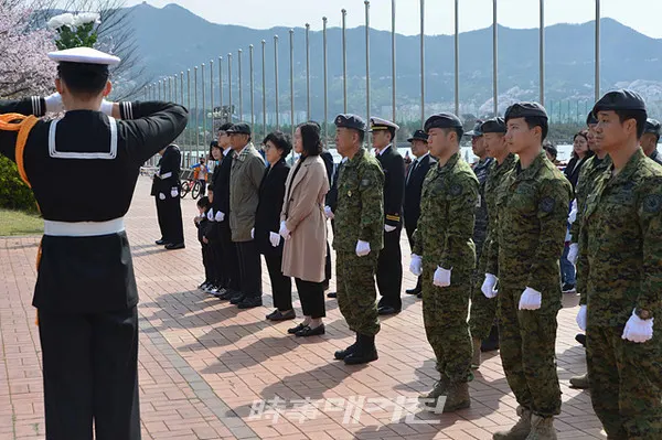 해군 특수전전단은 30일(월) 경남 창원시 진해루해변공원 한주호 동상 앞에서 제10주기 故 한주호 준위 추모식을 거행했다.사진은 해군 특수전전단이 30일(월) 유가족과 함께 진해해변공원 한주호 동상 앞에서 제10주기 추모식을 거행하고 있다.(사진_해군 특수전전단)