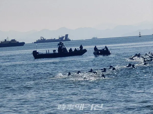 해군특수전전단 해난구조전대는 1월 14일부터 16일까지 진해 군항 일대에서 심해잠수사(SSU) 70여 명이 참가한 가운데 혹한기 내한(耐寒)훈련에 돌입했다.사진은 얼음 바다도 두렵지 않다, 해군 SSU 해난구조전대 장병들이 15일 오후 경남 진해군항 일대에서 차가운 겨울 바다에서 핀마스크 수영을 하고 있다.(사진_송상교기자)