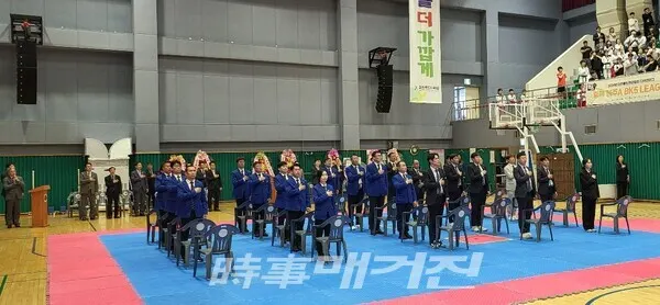 개회식 중 대회 임원들과 관중석에 있는 선수 지도자 학부모가 국기를 향해 경례하고 있다. (사진_이성만 기자)