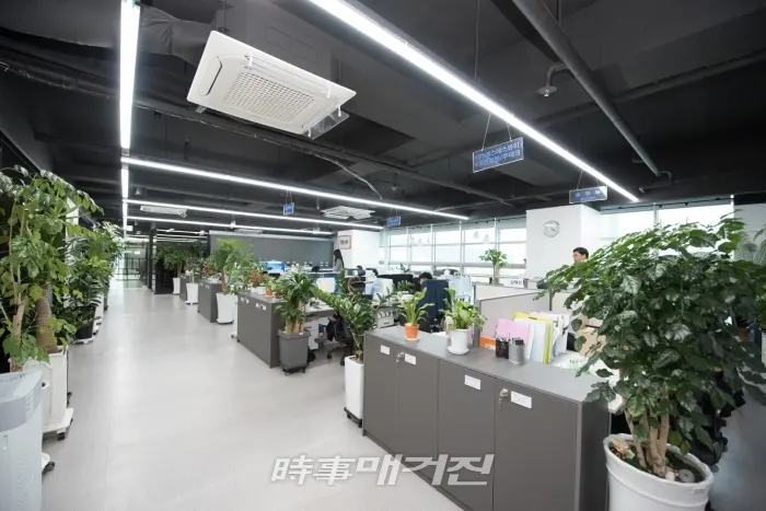 ㈜비에이플러스 사무실에는 직원들이 쾌적한 근무환경에서 일할 수 있도록 전체 사무실이 공기정화 시스템이 갖추어져 있으며, 생기 넘치는 식물들이 배치되어 있다. (사진_서봉섭 기자)