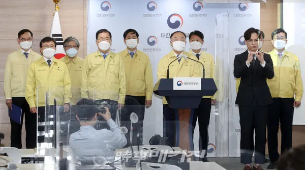 홍남기 국무총리 직무대행이 26일 서울 종로구 정부서울청사에서 백신 수급 및 접종 관련 계획 대국민 담화를 발표하고 있다.(사진_공동취재단)