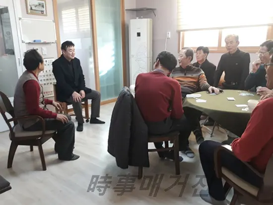 이병화 석동장이 경로당 어르신들과 담소를 나누고 있다. (사진제공:창원시청)