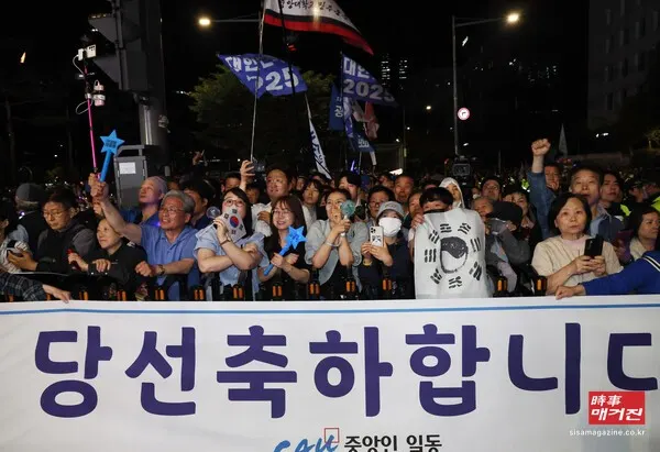 이재명 대통령이 6월 4일 인천 계양구 사저에서 나와 주민들과 인사를 나누고 있다.(사진_뉴시스)