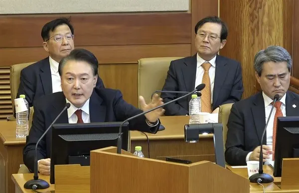 윤석열 대통령이 지난 6일 오후 서울 종로구 헌법재판소에서 열린 탄핵심판 6차 변론기일에서 증인으로 출석한 곽종근 전 육군특수전사령관의 증언에 대해 반박하고 있다.(사진_헌법재판소)