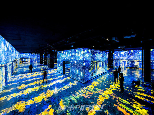 빈센트 반 고흐, '론강의 별이 빛나는 밤' 상영 전경 <’빛의 벙커 : 반 고흐’展, Culturespaces Digital - Bunker de Lumières - Vincent van Gogh 2019 - Directors : G. Iannuzzi - R. Gatto - M. Siccardi - Sound track L. Longobardi - © Gianfranco Iannuzzi>