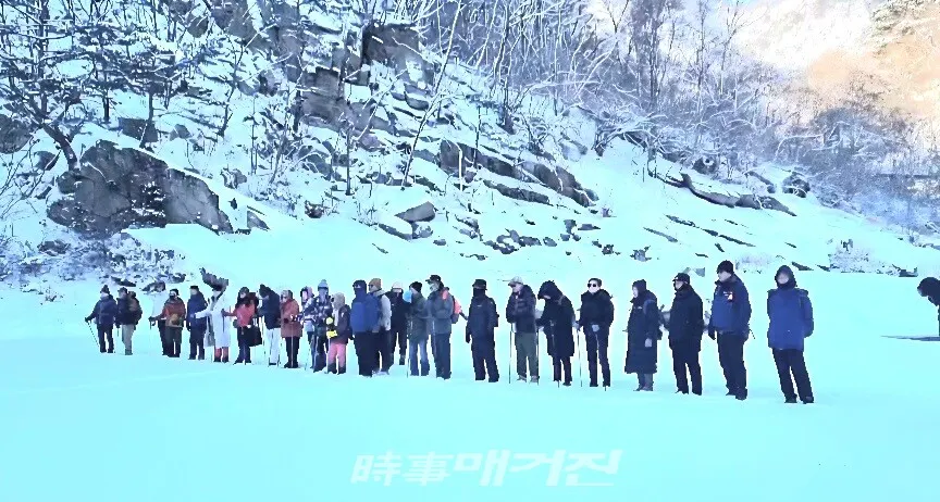 꽁꽁 언 강물 위에 잠시 멈춰 서서 낙동강의 생명과 평화와 공생을 생각한다(사진_류행)