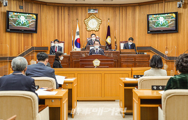 목포시 김종식 시장은 25일 열린 제362회 목포시의회 제2차 정례회에서 2021년도 예산안을 제출하며 올해 주요 성과와 내년도 시정 운영방향을 제시했다.(사진_목포시청)