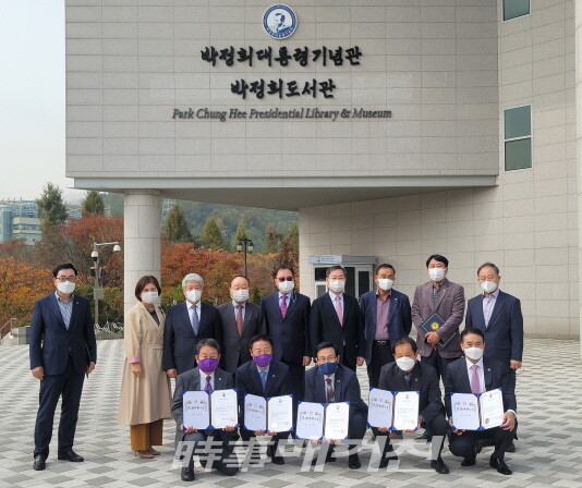 4일 오전 서울 마포구 상암동에 위치한 박정희대통령기념관 앞에서 인천연합회 위촉장 수여식 참석자들이 기념사진을 촬영하고 있다.(사진_박희윤 기자)