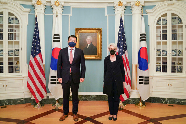 최종건 외교부 1차관이 16일 오후(현지시간) 미국 워싱턴 국무부에서 웬디 셔먼 부장관과 만나 한미 외교차관회담을 개최하고 있다.(사진_외교부)