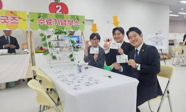 지난 22일 신천지 부산교회가 '오픈하우스' 행사를 개최한 가운데 이영노 지파장(오른쪽)과 성도들이 손글씨 소감을 작성 후 기념촬영을 하고 있다. (사진_신천지 부산교회)