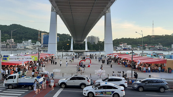 ▲ 지난달 24일 코로나19 감염차단을 위해 여수 밤바다 낭만포차의 임시휴업을 이달 20일까지 2주 더 연장하기로 결정했다.
