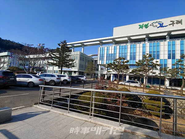 구례군은 “영농철 이전인 3월말까지 대형 농기계 11대, 소형 농기계 207대 총 7억 원 규모의 농기계 지원 사업을 실시한다”고 22일 밝혔다.사진은 구례군 청사 전경이다.(사진_송상교기자)