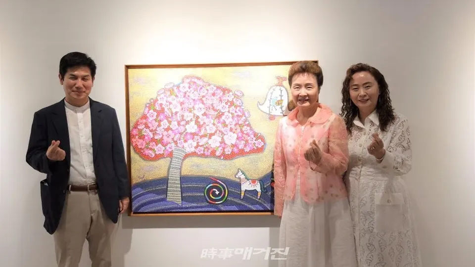 이산 시인(좌 ), 윤숙자 한국전통음식연구소 소장(중앙), 안명혜 화가(우)...안명혜 ‘2020, 내 마음의 우주를 열다’ 개인전에서 / 사진 _ 시사매거진 하명남 기자