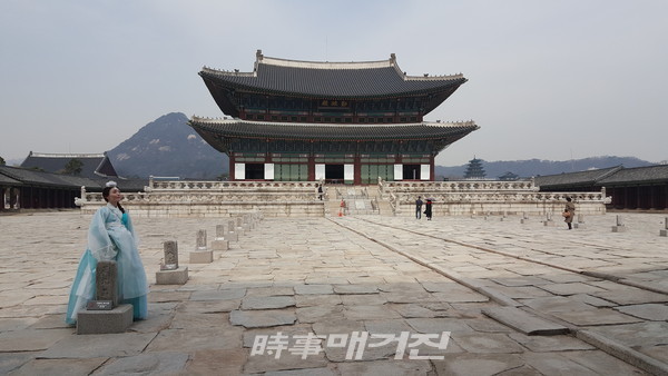 근정전을 관람하는 관광객들(사진_안나겸 사회부 기자)