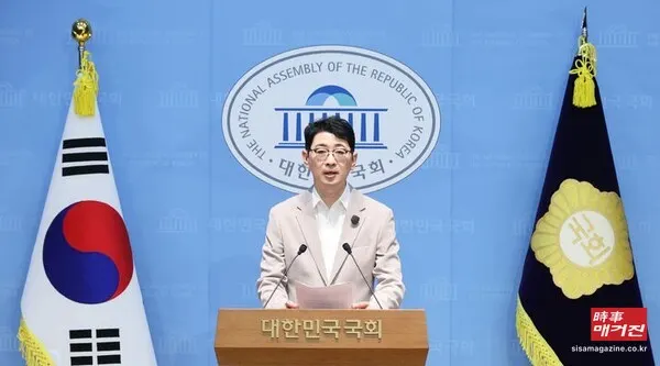 주진우 국민의힘 의원이 9일 여의도 국회 소통관에서 선거관리위원회의 시간대별 투표율 입력 관련 기자회견을 하고 있다.(사진_뉴시스)