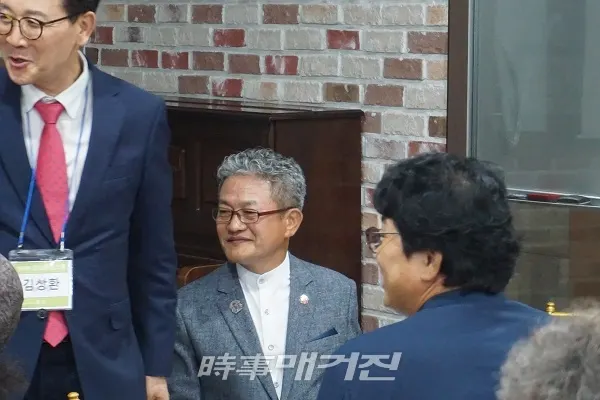 김상환 원장(왼쪽),이동현 이사장(가운데)이 흐뭇한 표정으로 입학식을 지켜보고 있다.