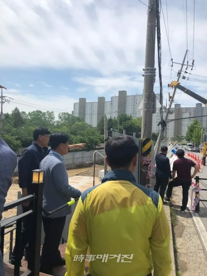 지난 2일 나주시 송월동 공사 현장 옹벽 붕괴 사고 복구 현장을 둘러보는 강인규 나주시장모습. (사진_나주시청)