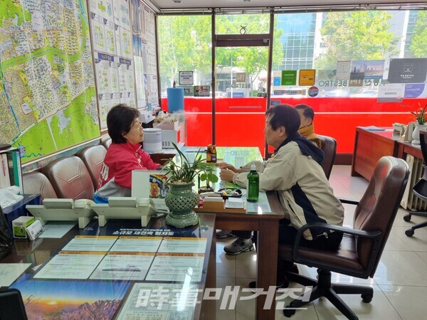(사진 = 이은재 강남구청장 예비후보, 개포우성4차 아파트 재건축 추진위원회을 방문하여 추진위원들의 의견을 청취했다)