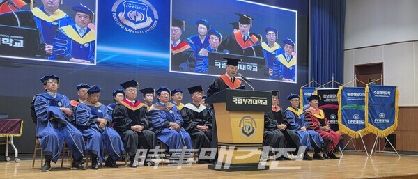 21일 오전 국립부경대학교 2026년 8월 학위수여식이 열린 대학본부 대회의실에서 배상훈 총장이 졸업생들에게 축사를 하고 있다.(사진_박윤승 기자).(사진_박윤승 기자)