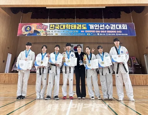 동신대학교 태권도선수단 입상 기념 촬영 (사진_ 조두상 기자)