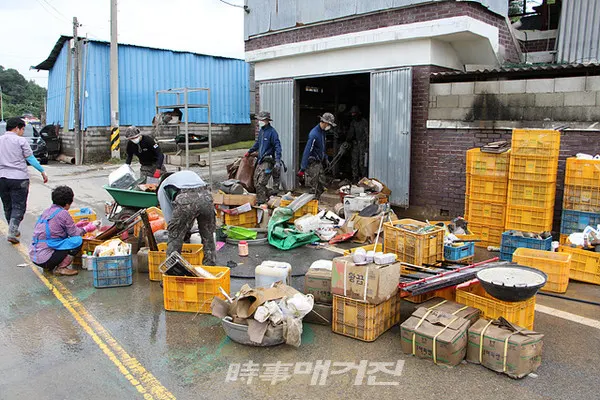 지난 주 기록적인 폭우로 영산강물이 범람한 나주시 다시면과 영강동, 영산동 침수 피해 마을·농가 현장에서는 10일부터 이틀 째 복구 작업이 한창이다. (사진_나주시청)