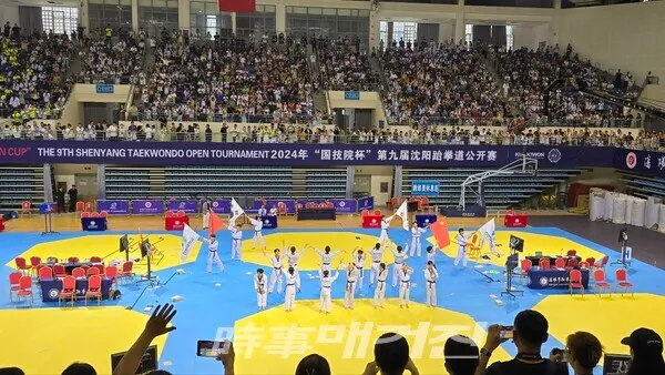 신한대학교 태권도 시범단의 개회식 축하공연 (사진_이재욱 기자)