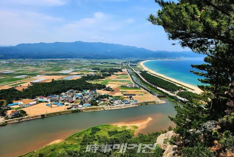칠보산이 병풍처럼 펼쳐진 상대산 관어대에서 바라보는 영해의 들과 바다(사진_조용우 칼럼니스트)