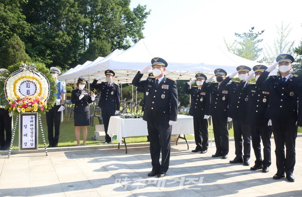 동해해양경찰서는 제66회 현충일을 맞아 6일 오전 동해시 현충탑에서 추념 행사를 가졌다.(사진_동해해경)