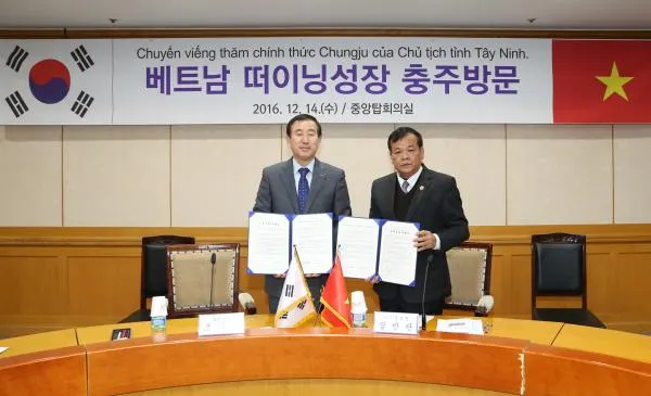 ▲ 충주시-베트남 떠이닝성 우호교류의향서 체결
