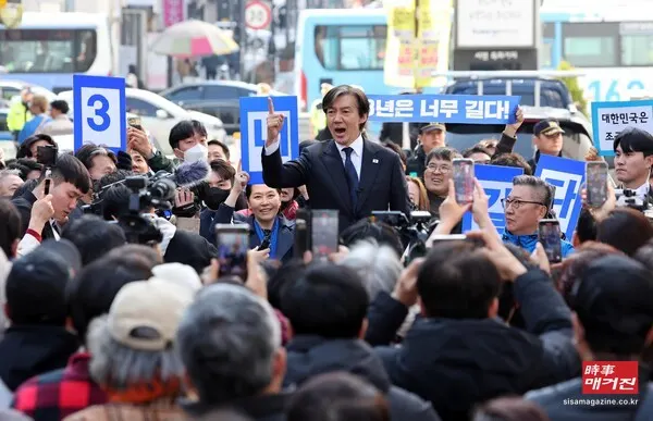 3월 21일 부산 부산진구 서면 하트조형물 앞에서 시민들을 만나 연설을 하고 있다.(사진_뉴시스)