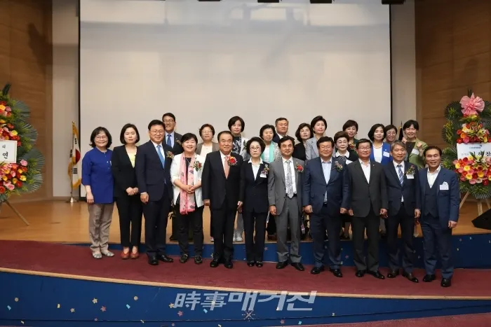 문희상 국회의장이 21일 오후 국회 의원회관 대회의실에서 열린 ‘한국여성정치연맹 창립 제29주년 기념식’에 참석해 참석자들과 기념사진을 촬영하고 있다.(사진_국회)