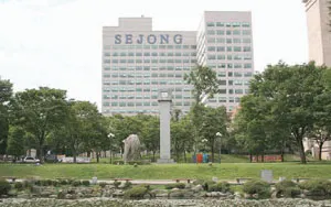 ▲ 약 50여 년의 유구한 역사로 현존하는 국내 호텔관광분야 전공 학과 중 가장 오래된 세종대 관광대학원은 균형 잡힌 이론과 실무 교육을 바탕으로 국내는 물론 국제적으로도 우수한 호텔관광 분야의 고급 전문 인재를 배출하며, 국내 관광산업의 발전을 이끄는 견인차 역할을 톡톡히 하고 있다.