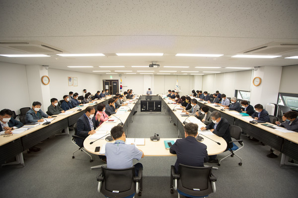 서귀포시는 23일 시청 별관 셋마당에서 추석 연휴기간 시민불편 최소화와 코로나 확산 방지 등 안전한 명절 조성을 위해 추석명절 종합대책 및 특별방역 추진계획에 대한 보고회를 개최했다.