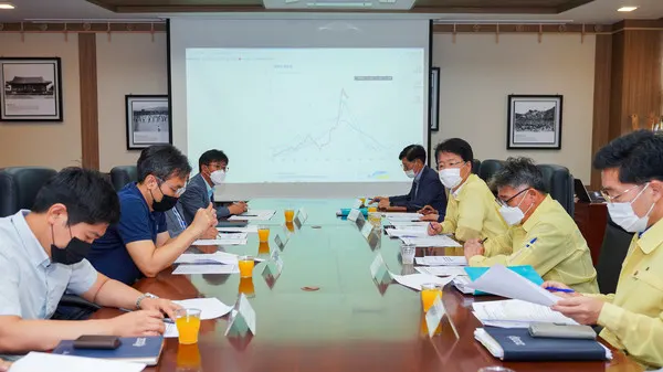 31일 도청 백록홀에서 최승현 행정부지사 주재로 중국 양쯔강 대홍수 대비 비상대책회의를 갖고있다.