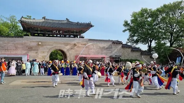 신무문 앞 무대에서 펼쳐진 흥겨운 국악공연