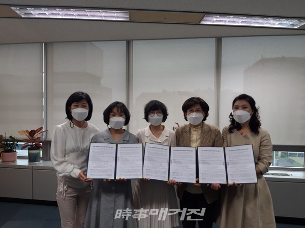 전주시는 7일 혁신, 효천 등 신도심 어린이집에서 국공립어린이집의 운영을 맡을 수탁자와 협약을 체결하고, 오는 7월부터 국공립어린이집 운영을 시작한다.(사진-전주시청)