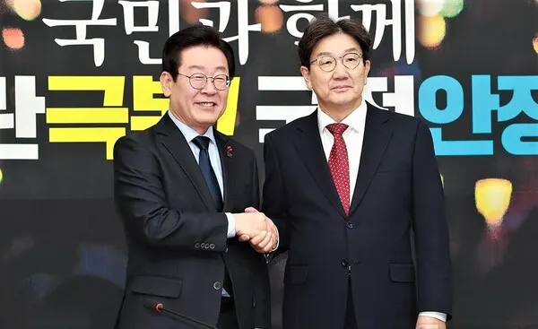 권성동 국민의힘 당 대표 권한대행 겸 원내대표가 18일 오후 서울 여의도 국회에서 이재명 더불어민주당 대표를 예방해 기념촬영하고 있다.(사진_국민의힘)